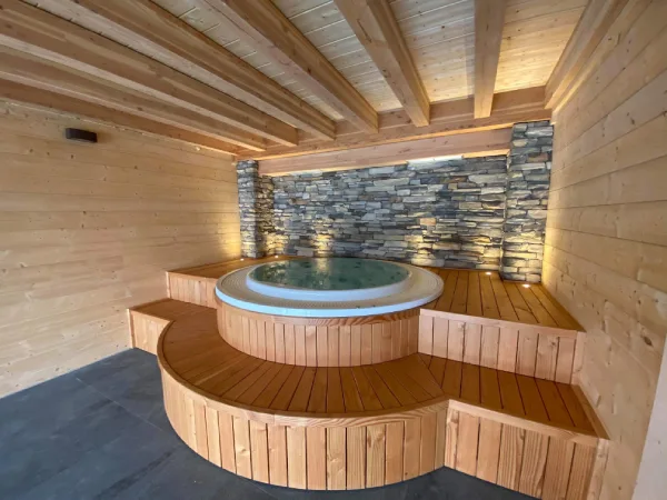 Jacuzzi 4 places – la grotte de l’ours – chalet luxe alpes Praloup - Chalet luxe La grotte de l'ours Jacuzzi 4 places – la grotte de l’ours – chalet luxe alpes Praloup - Chalet luxe La grotte de l'ours