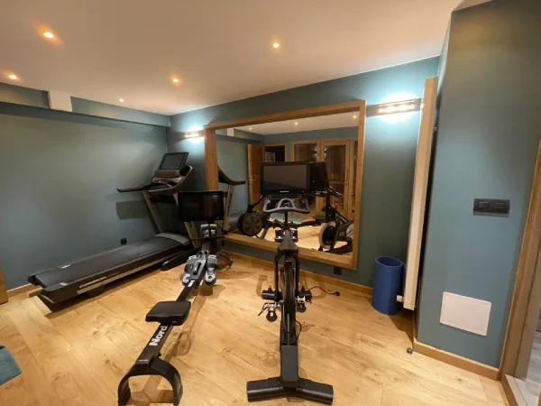 salle de sport – la grotte de l’ours – chalet luxe alpes Praloup - Chalet luxe La grotte de l'ours salle de sport – la grotte de l’ours – chalet luxe alpes Praloup - Chalet luxe La grotte de l'ours