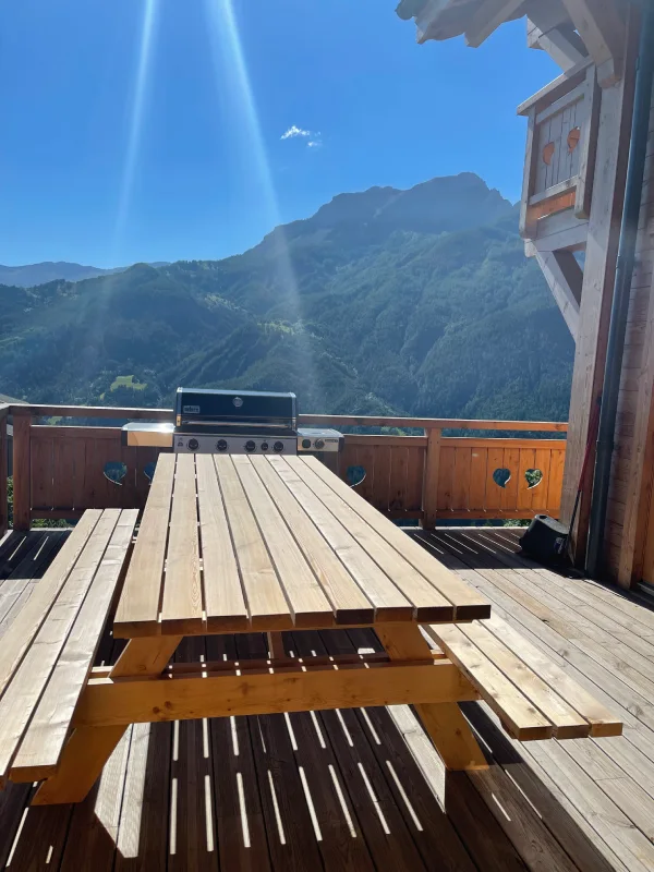terrasse et barbecue chalet la grotte de l’ours praloup - Chalet luxe La grotte de l'ours terrasse et barbecue chalet la grotte de l’ours praloup - Chalet luxe La grotte de l'ours
