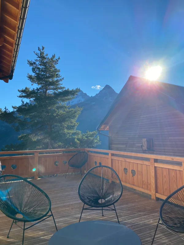 terrasse sud au soleil chalet la grotte de l’ours praloup - Chalet luxe La grotte de l'ours terrasse sud au soleil chalet la grotte de l’ours praloup - Chalet luxe La grotte de l'ours
